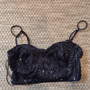 Top corto con paillettes nero