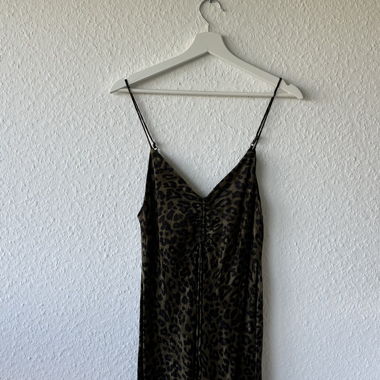 Robe en satin léopard Zara 
