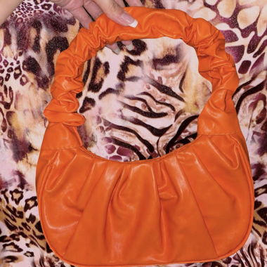 Borsa arancione con arricciature