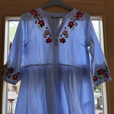 Blumig besticktes Tunika-Kleid