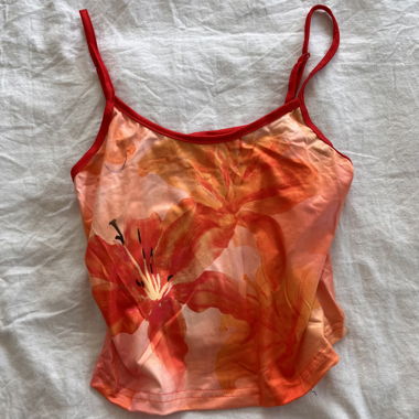 Rotes florales Mesh-Cami-Top mit lebendigem Print