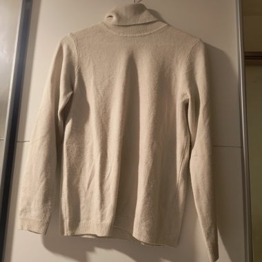 Beiger Rollkragenpullover