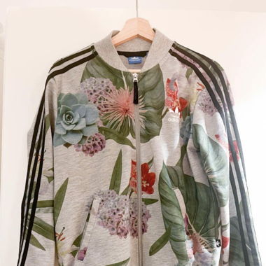 Adidas Jacke mit Blumen, Gr. 42