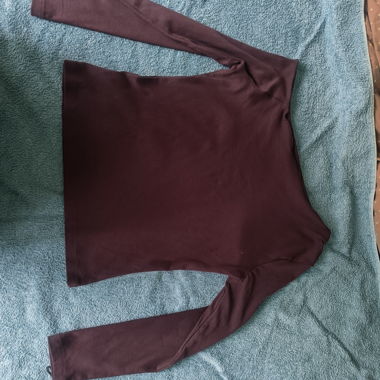 T-shirt manches longues bordeaux (épaule gauche dénudée)