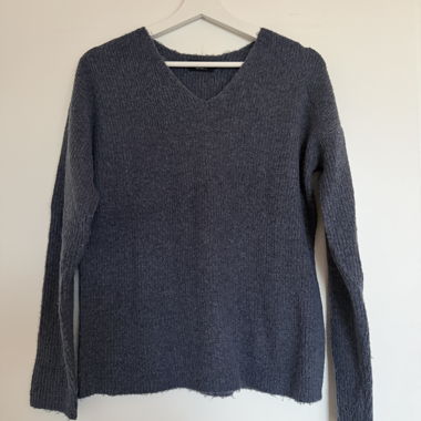 Blauer Strickpullover