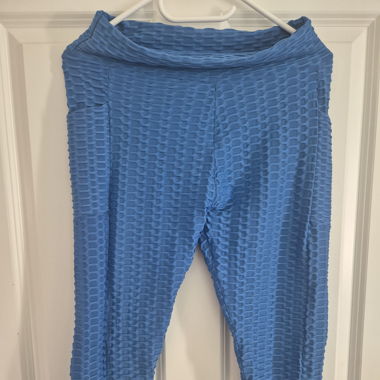Leggings blu al ginocchio con tasche, adatti per lo sport