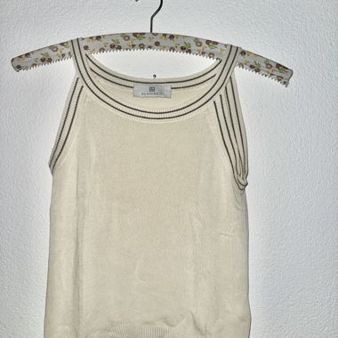 Top smanicato lavorato a maglia Alanred crema
