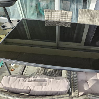 Table de jardin  chaise  coussin 