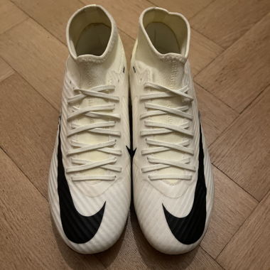 Nike sand-coloured football boots Academy