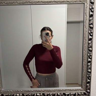 Bordeauxfarbener Rollkragenpullover