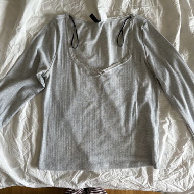 Graues Spitzentop mit langen Ärmeln