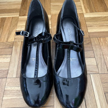 Black patent heeled shoes