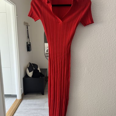 Abito rosso plissé NA-KD