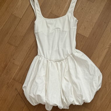 Robe blanche à bretelles