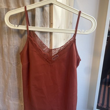 Top in pizzo color rosso ruggine