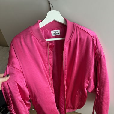 Pinke Jacke von Hoermanseder x About you 