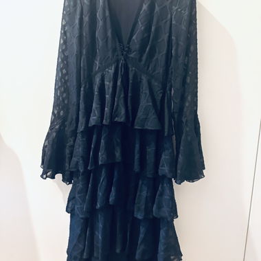 Robe noire à volants