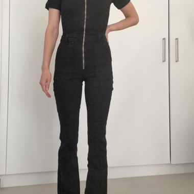 Gepresste schwarze Jumpsuit mit Reissverschluss - Mango