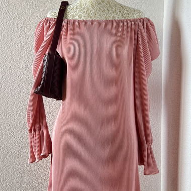 Blouse rose décolleté épaules