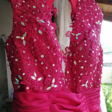 Abendkleid mit offenem Rücken