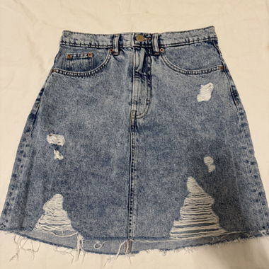Gonna di jeans corta con dettagli destroyed