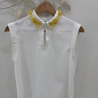 Blusa bianca senza maniche