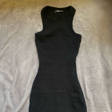 schwarzes enges kleid, betont figur