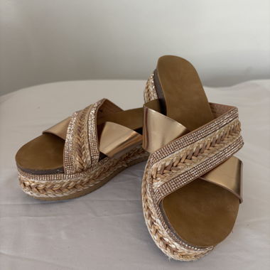 Goldene Plateau-Sandalen