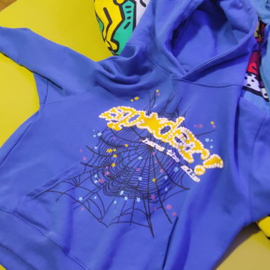 Blauer Hoodie mit Spinnennetz-Print