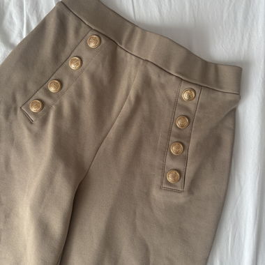 Pantaloni beige da completo con bottoni dorati