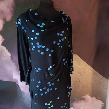 Schwarzes Kleid mit blauen Mustern