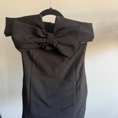Robe à nœud noire à épaules dénudées Zara