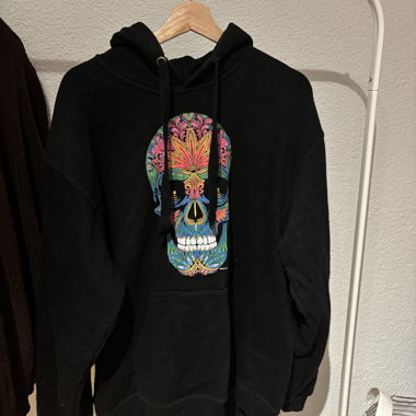 Schwarzer Hoodie mit Totenkopf aus Amsterdam