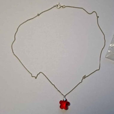 Collier avec perle rouge