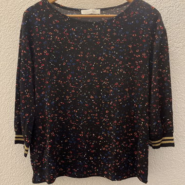Schwarzes Oberteil mit Muster