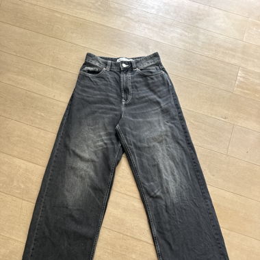Lange schwarze Jeanshose