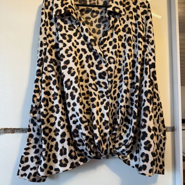 Blusa con stampa leopardata