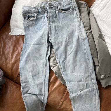 jeans décolorés