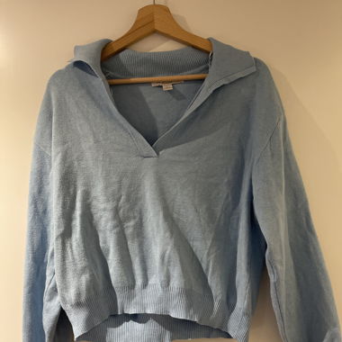 Blauer, dünner Pulli mit ausschnitt 