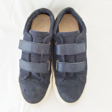 Sneakers Massimo Dutti blu scuro in camoscio con due strisce in pelle con velcro e suola bianca