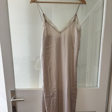 Abito in raso e pizzo beige