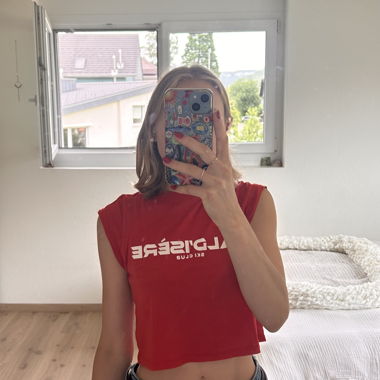 Haut court logo rouge