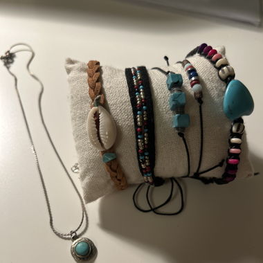 Set mit Armbändern und Halskette