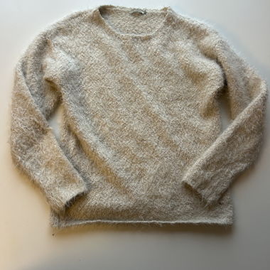 Flauschiger weisser Pullover