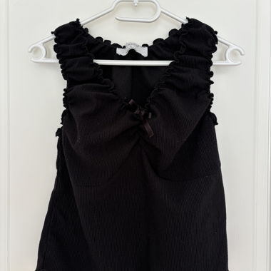 Coquettish black top