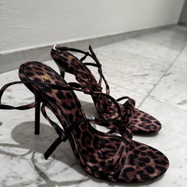 ZARA Sandaletten mit Leopardenmuster und hohem Absatz