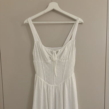 Sommerliches Kleid in Weiss