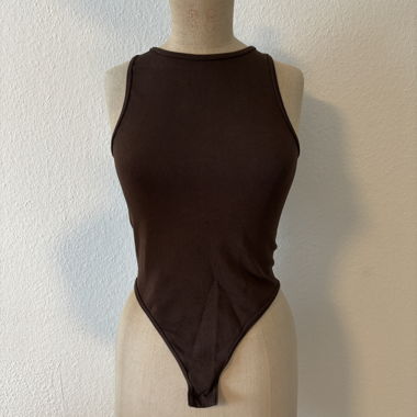 Eleganter Ärmelloser Body in Schokoladenbraun