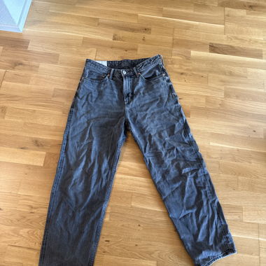 Graue loose fit jeans