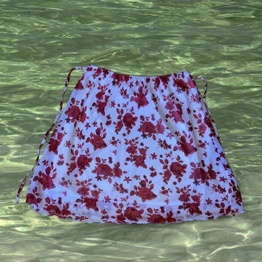 Jupe midi fleurie blanche et rouge
